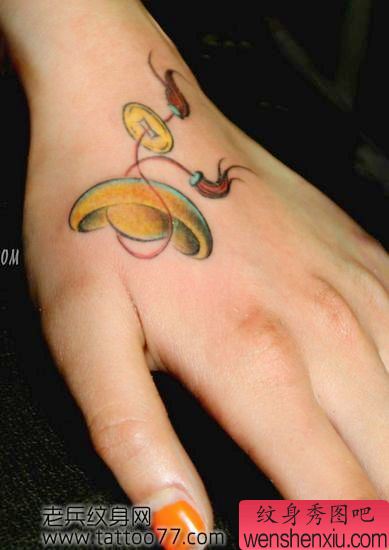 美女手部金元宝纹身图案