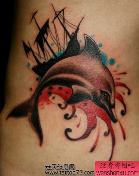 一幅腰部海豚纹身图案