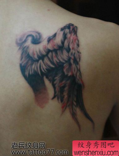 逼真的翅膀纹身图案