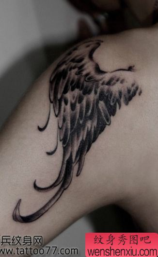 一幅流行经典的翅膀纹身图案