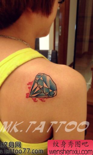 另类经典的肩部钻石纹身图案