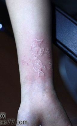 可爱的手臂白色小金鱼纹身图案