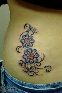 美女腰部四叶草藤蔓纹身图案