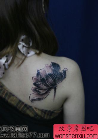 唯美的美女肩部莲花纹身图案