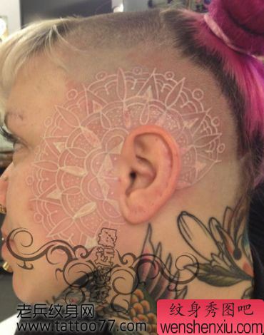 一幅头部白色图腾纹身图案