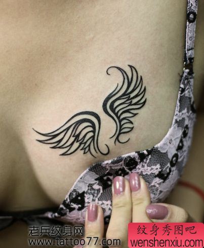 另类性感的美女胸部图腾翅膀纹身图案
