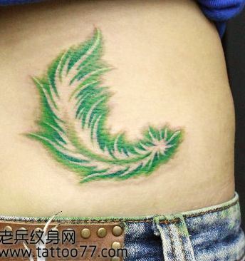 流行的腰部彩色羽毛纹身图案