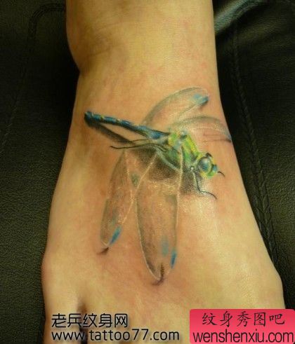 唯美的脚部蜻蜓纹身图案