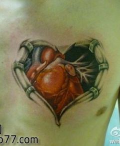 另类经典的胸部撕皮心脏纹身图案