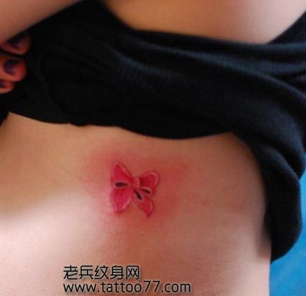 美女侧腰唯美的蝴蝶结纹身图案