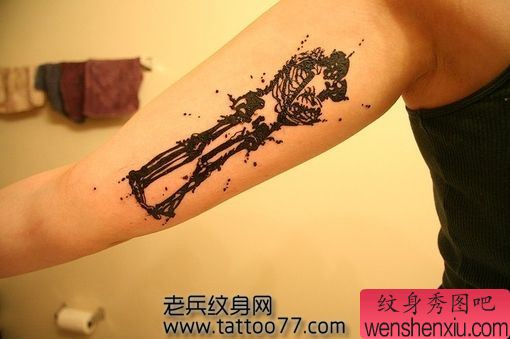 手臂流行经典的图腾骷髅纹身图案