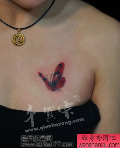 美女胸部唯美的蝴蝶纹身图案