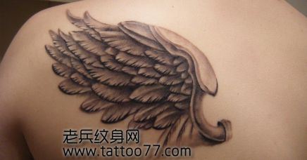流行的肩部翅膀纹身图案