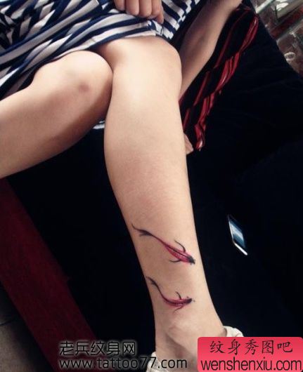 腿部唯美的小锦鲤纹身图案