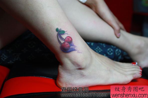 漂亮的美女腿部樱桃纹身图案