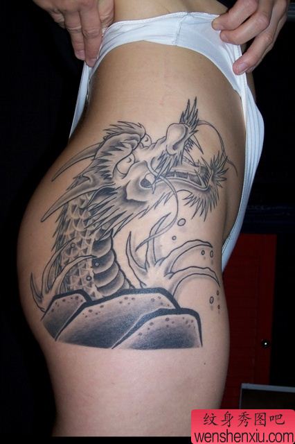 在展示臀部纹身龙图案的女性