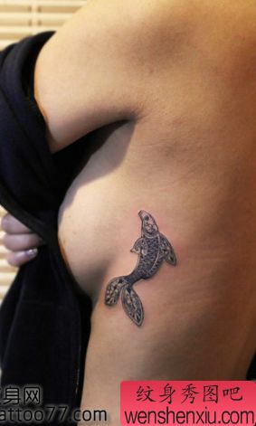 美女侧胸图腾鱼纹身图案