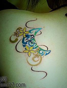 肩部好看的月亮藤蔓纹身图案