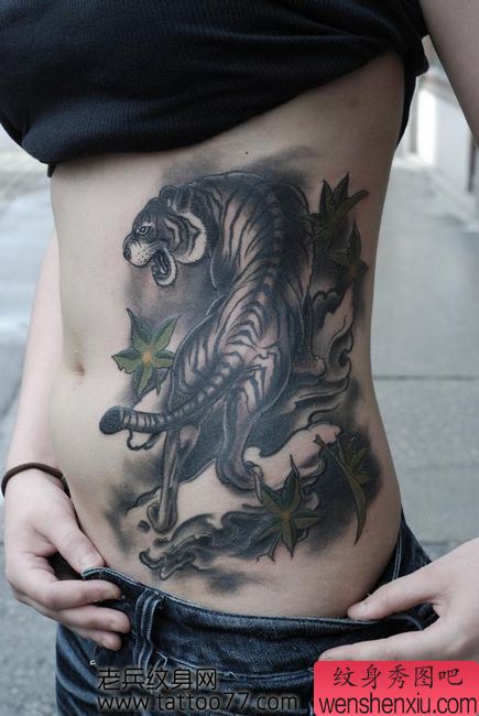 美女腹部老虎纹身图案