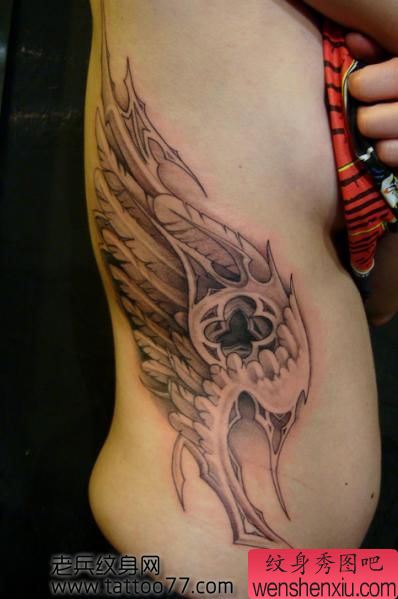 美女侧腰翅膀纹身图案