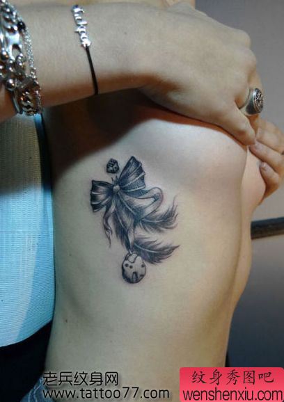 美女侧胸蝴蝶结纹身图案