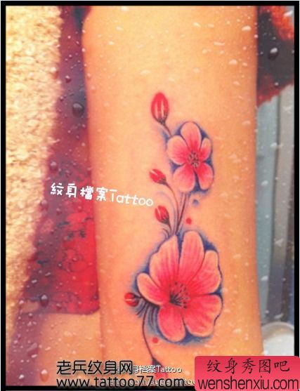 手臂好看的桃花纹身图案