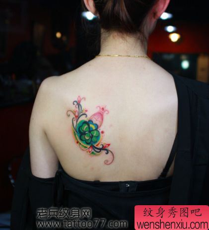 美女背部好看的四叶草纹身图案