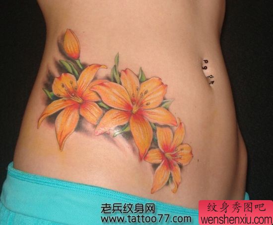 美女腹部彩色百合花纹身图案