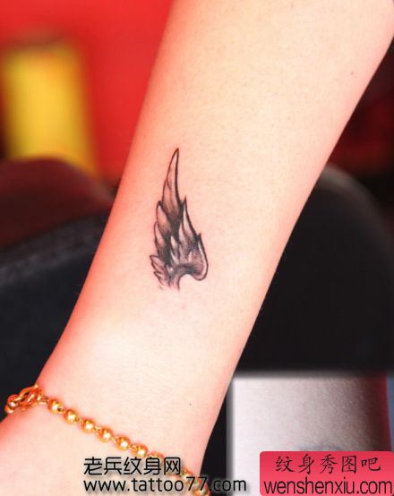 美女腿部唯美的小翅膀纹身图案