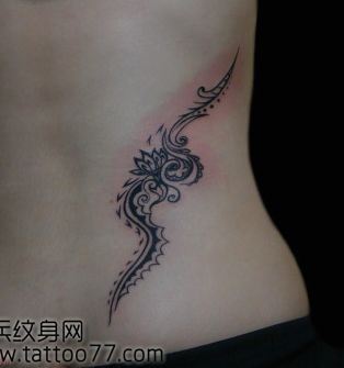 流行的腰部图腾藤蔓纹身图案