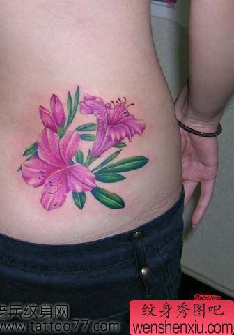 好看艳丽的腰部百合花纹身图案