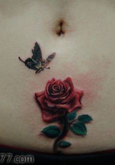 好看的腹部玫瑰花蝴蝶纹身图案