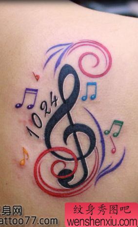 美女背部好看的音符纹身图案