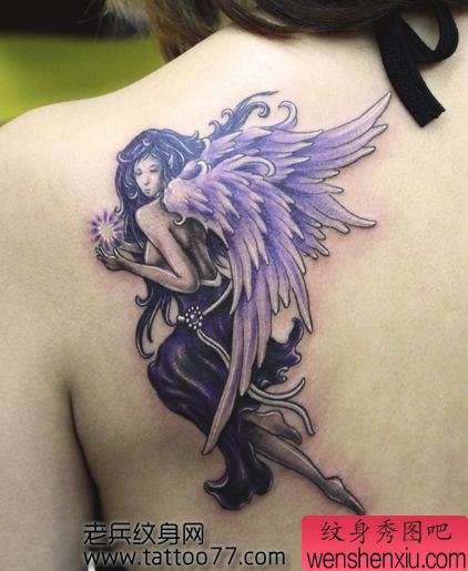 流行经典的美女背部天使纹身图案