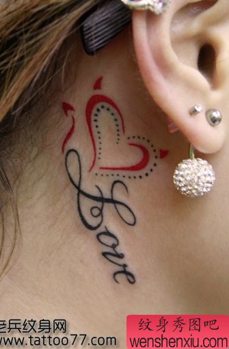 美女耳部爱心文字纹身图案