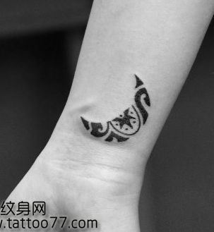 手臂唯美经典的图腾月亮纹身图案
