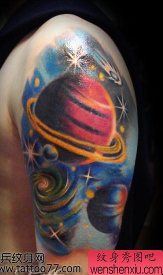 手臂彩色宇宙星球纹身图案