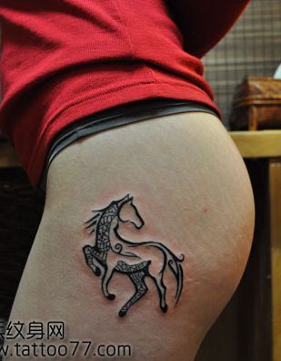 美女腿部图腾马纹身图案