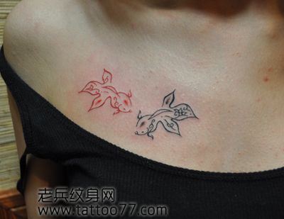 美女胸部可爱图腾金鱼纹身图案