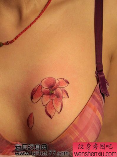 性感另类的胸部莲花纹身图案