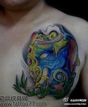 胸部彩色象神纹身图案