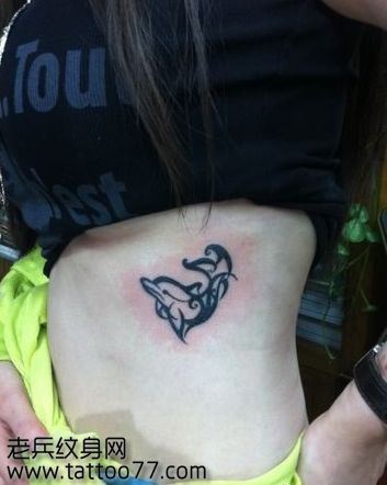 美女肋部图腾海豚纹身图案
