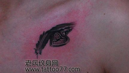 胸部羽毛锁纹身图案