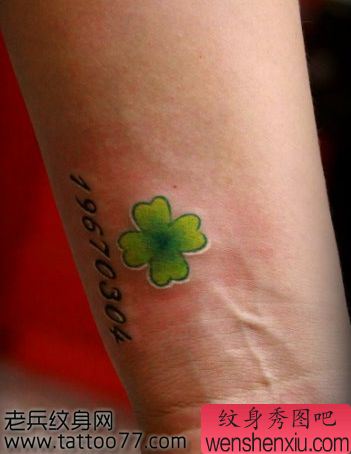 手臂小巧流行的四叶草纹身图案