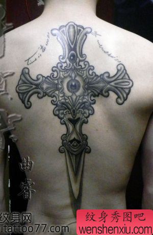 背部经典的十字架纹身图案