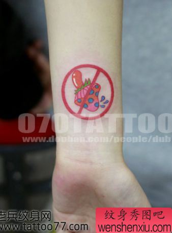 手臂时尚流行的草莓纹身图案