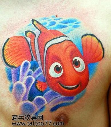 一幅好看的胸部小丑鱼纹身图案