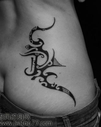 美女腰部唯美流行的图腾纹身图案