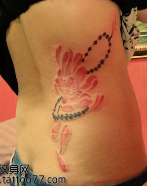 美女腰部流行的莲花佛珠纹身图案