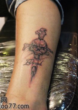 一幅超酷的十字架骷髅纹身图案